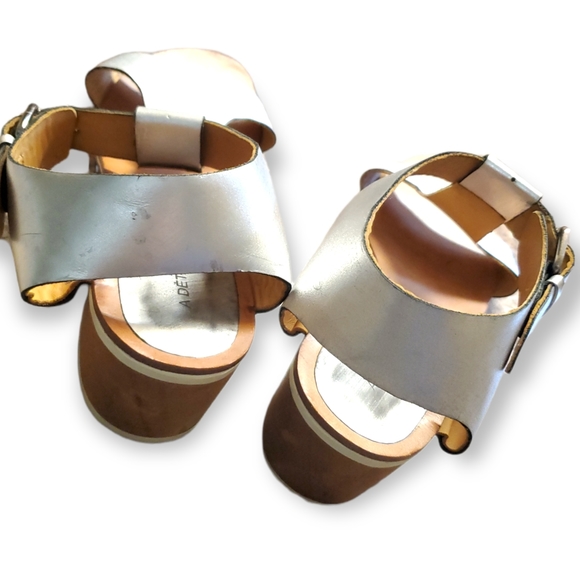 A Détacher | Highsmith T-Strap Silver Sandals Short Heel Size 9 Leather Wood - Picture 5 of 5